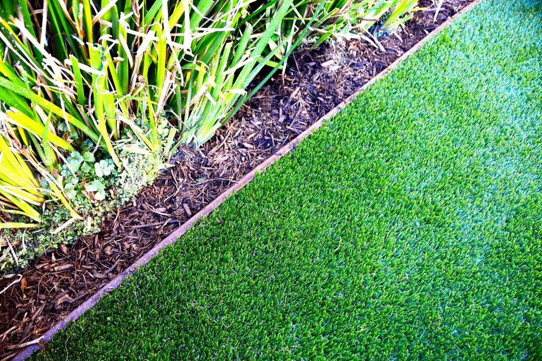 Synthetic-grass-edging-faster-than-bender-board